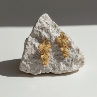 Goudkleurige Bloemen Oorstekers 42x22mm - Statement -