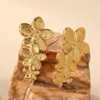 Goudkleurige Bloemen Oorstekers 42x22mm - Statement -