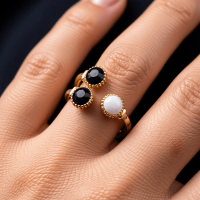 Brede One Size Ring Goudkleurig RVS met Drie Emaille Cirkels (13 mm) - Zilverkleur -