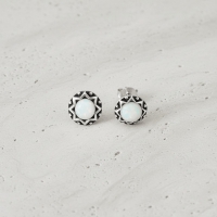 Oorstekers &acirc;&euro;&ldquo; Sterling Zilver Bali Etnisch Wit Opaal 9mm Rond Geoxideerd -