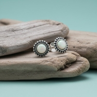 Oorstekers &acirc;&euro;&ldquo; Sterling Zilver Bali Etnisch Wit Opaal 8mm Geoxideerd -