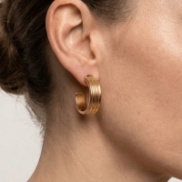 Oorbellen &acirc;&euro;&ldquo; 23mm Half-Hoop Streeprelief RVS Goudkleur Dames -