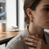 Oorbellen &acirc;&euro;&ldquo; 22mm Half-Hoop Grieks Motief RVS Goudkleur Dame -