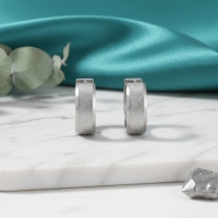 Oorringen &acirc;&euro;&ldquo; Huggie RVS 20mm Sandblasted Zilverkleur -