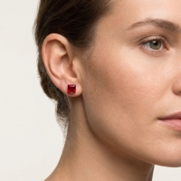Oorbellen &acirc;&euro;&ldquo; 7mm Vierkante Zirkonia Rood op RVS Zilverkleur -
