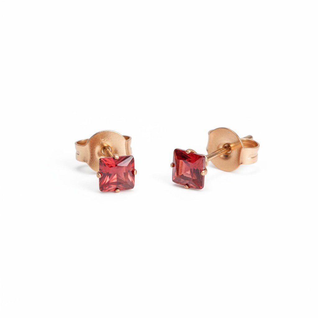 Oorbellen &acirc;&euro;&ldquo; RVS Ros&Atilde;&copy;goudkleur met Rode Vierkante Zirkonia (4mm) -