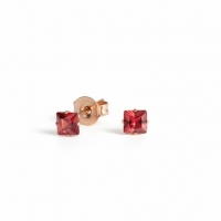 Oorbellen &acirc;&euro;&ldquo; RVS Ros&Atilde;&copy;goudkleur met Rode Vierkante Zirkonia (4mm) -