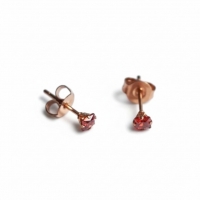 Oorbellen &acirc;&euro;&ldquo; RVS Ros&Atilde;&copy;goudkleur met Rode Vierkante Zirkonia (3mm) -