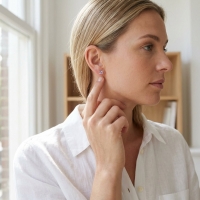 Oorbellen &acirc;&euro;&ldquo; RVS Goudkleur met Lila Vierkante Zirkonia (5mm) -
