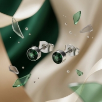 Oorstekers &acirc;&euro;&ldquo; Staal Kristal Donker Groen Zilverkleur (5mm) -