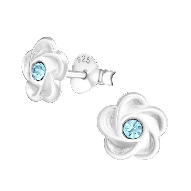 Zilveren bloemen oorstekers met blauwe kristal -