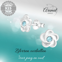 Zilveren bloemen oorstekers met blauwe kristal -