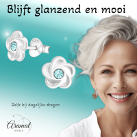 Zilveren bloemen oorstekers met blauwe kristal -