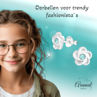 Zilveren bloemen oorstekers met blauwe kristal -