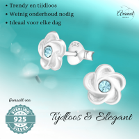 Zilveren bloemen oorstekers met blauwe kristal -