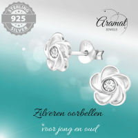 Zilveren bloem oorbellen met transparant kristal -