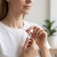 Open Hart Ashanger Staal &acirc;&euro;&ldquo; Klassiek Rouwsieraad Zilverkleurig - Unisex