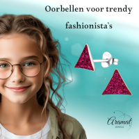 Zilveren oorstekers driehoek fuchsia roze kristal -