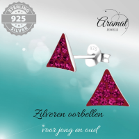 Zilveren oorstekers driehoek fuchsia roze kristal -