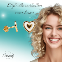 Goudkleurige hartjes oorbellen met wit emaille -