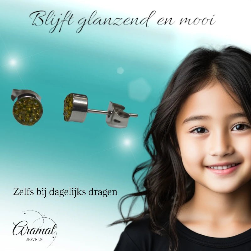 Zilverkleurige oorstekers met olijfgroen kristal &acirc;&euro;&ldquo; 6 mm -