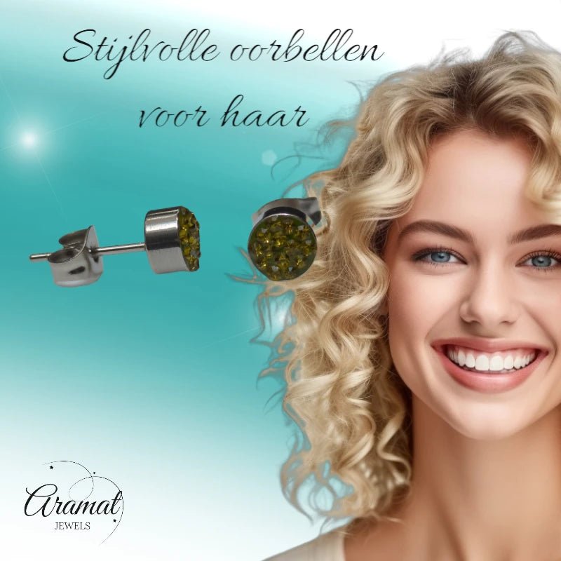 Zilverkleurige oorstekers met olijfgroen kristal &acirc;&euro;&ldquo; 6 mm -