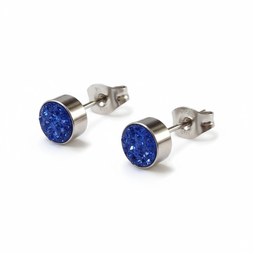 Zilverkleurige oorstekers met donkerblauw kristal &acirc;&euro;&ldquo; 6 mm -