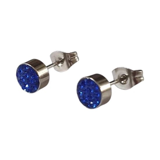 Zilverkleurige oorstekers met donkerblauw kristal &acirc;&euro;&ldquo; 6 mm -