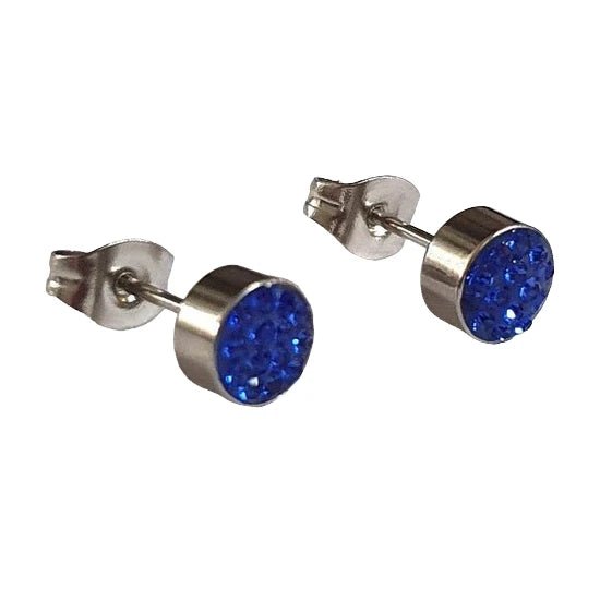 Zilverkleurige oorstekers met donkerblauw kristal &acirc;&euro;&ldquo; 6 mm -