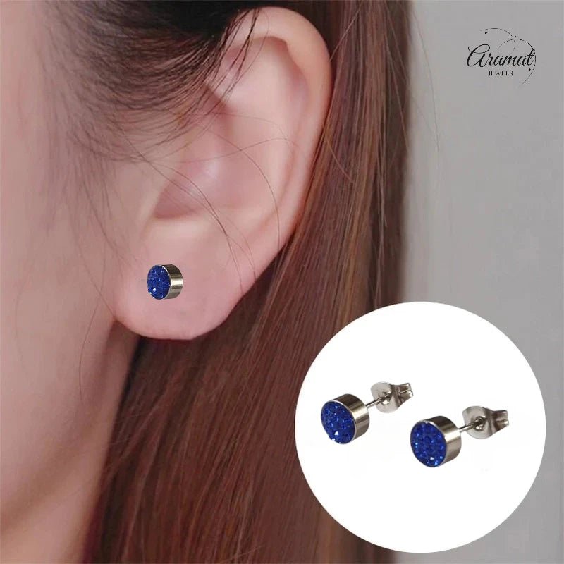 Zilverkleurige oorstekers met donkerblauw kristal &acirc;&euro;&ldquo; 6 mm -