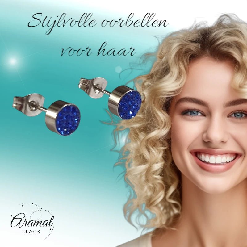 Zilverkleurige oorstekers met donkerblauw kristal &acirc;&euro;&ldquo; 6 mm -