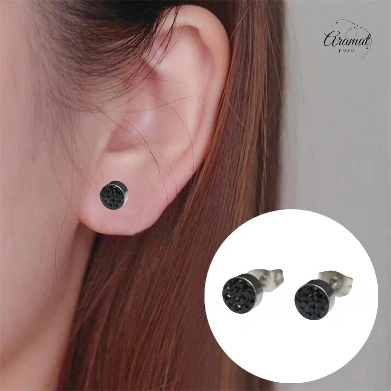 Zilverkleurige oorstekers met zwarte kristallen &acirc;&euro;&ldquo; 6 mm -