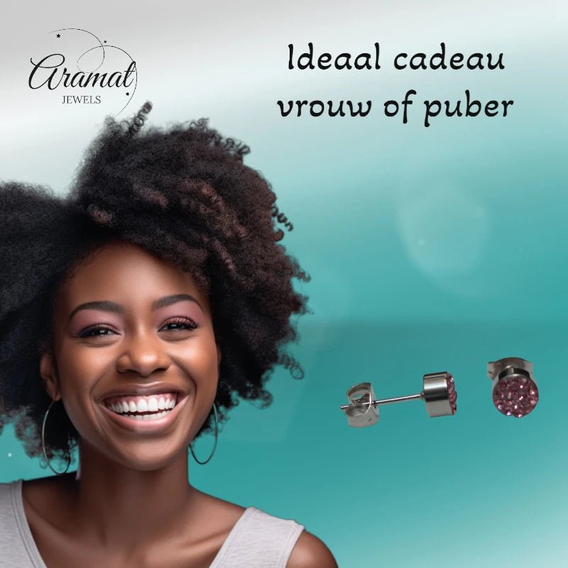 Zilverkleurige oorstekers met lichtroze kristal &acirc;&euro;&ldquo; 6 mm -