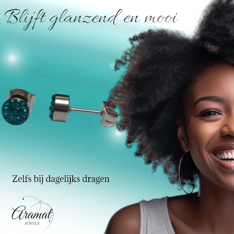 Zilverkleurige oorstekers met blauwgroen kristal &acirc;&euro;&ldquo; 6 mm -