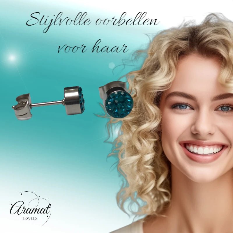 Zilverkleurige oorstekers met blauwgroen kristal &acirc;&euro;&ldquo; 6 mm -