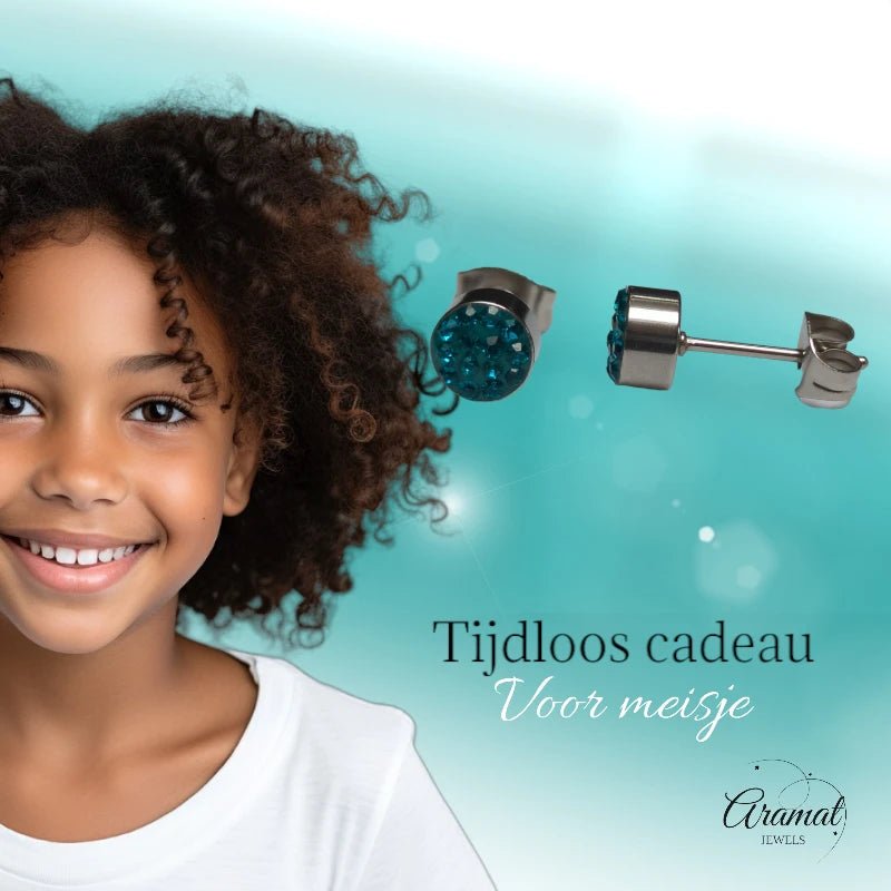 Zilverkleurige oorstekers met blauwgroen kristal &acirc;&euro;&ldquo; 6 mm -