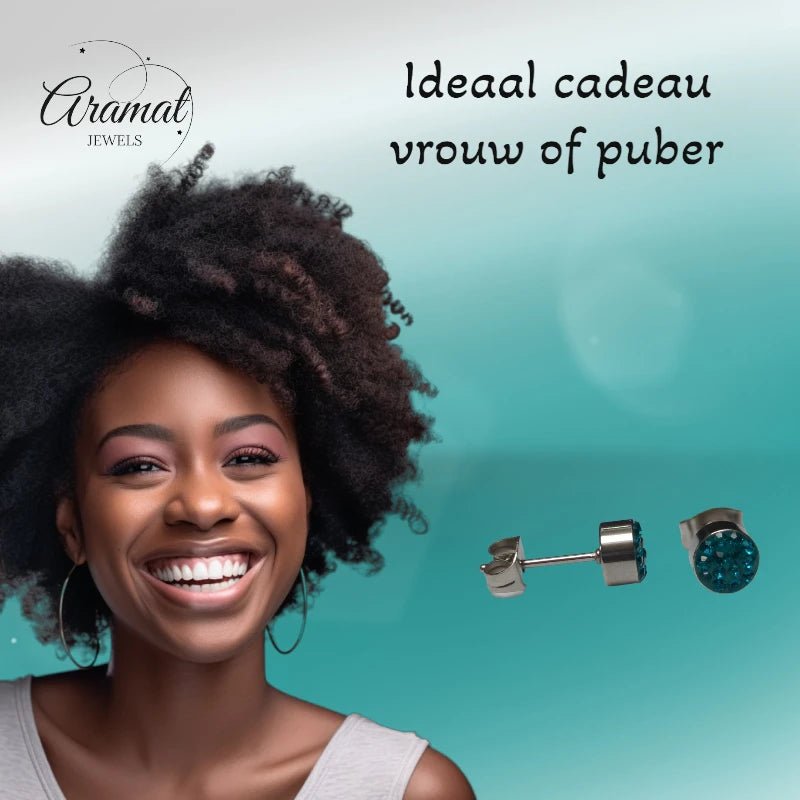 Zilverkleurige oorstekers met blauwgroen kristal &acirc;&euro;&ldquo; 6 mm -