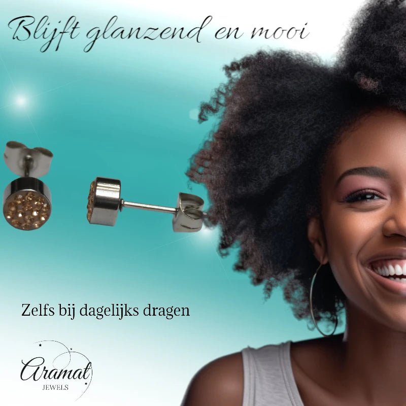 Zilverkleurige oorstekers met champagne kristal &acirc;&euro;&ldquo; 6 mm -