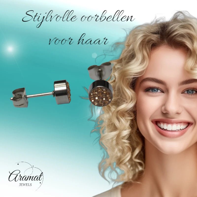 Zilverkleurige oorstekers met champagne kristal &acirc;&euro;&ldquo; 6 mm -