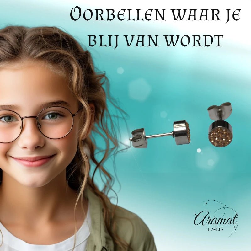 Zilverkleurige oorstekers met champagne kristal &acirc;&euro;&ldquo; 6 mm -