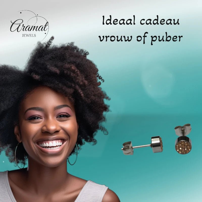 Zilverkleurige oorstekers met champagne kristal &acirc;&euro;&ldquo; 6 mm -