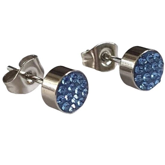 Zilverkleurige oorstekers met lichtblauw kristal &acirc;&euro;&ldquo; 6 mm -