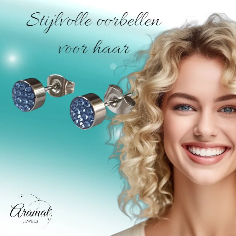 Zilverkleurige oorstekers met lichtblauw kristal &acirc;&euro;&ldquo; 6 mm -