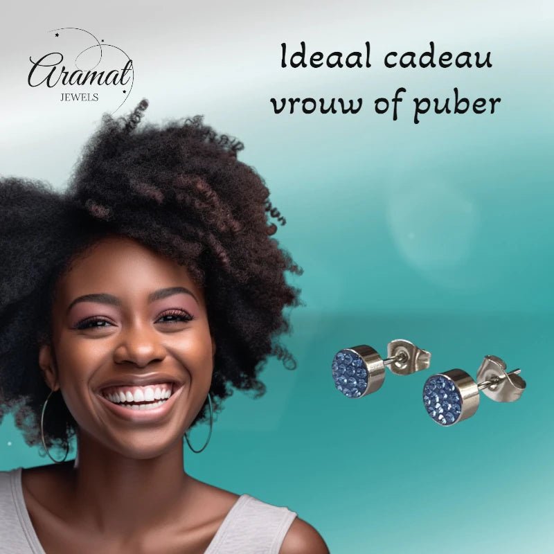 Zilverkleurige oorstekers met lichtblauw kristal &acirc;&euro;&ldquo; 6 mm -