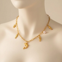 Goudkleurige damesketting met zee-bedels & parel &acirc;&euro;&ldquo; 45 cm - Dames
