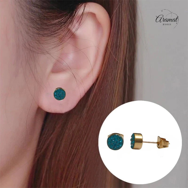 Zeegroene kristallen oorstekers 6 mm &acirc;&euro;&ldquo; goudkleurig -