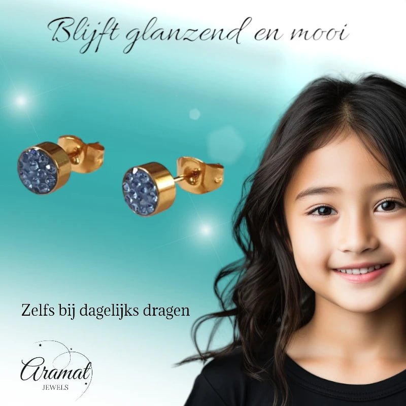 Lichtblauwe kristallen oorstekers 6 mm &acirc;&euro;&ldquo; goudkleurig -