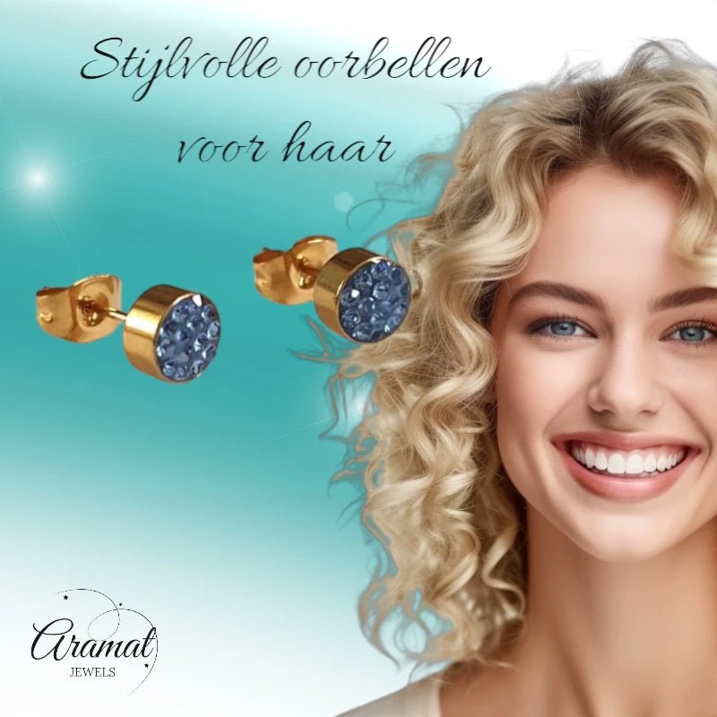 Lichtblauwe kristallen oorstekers 6 mm &acirc;&euro;&ldquo; goudkleurig -