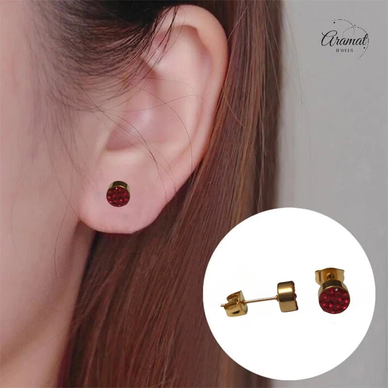 Rode kristallen oorstekers 6 mm &acirc;&euro;&ldquo; goudkleurig -
