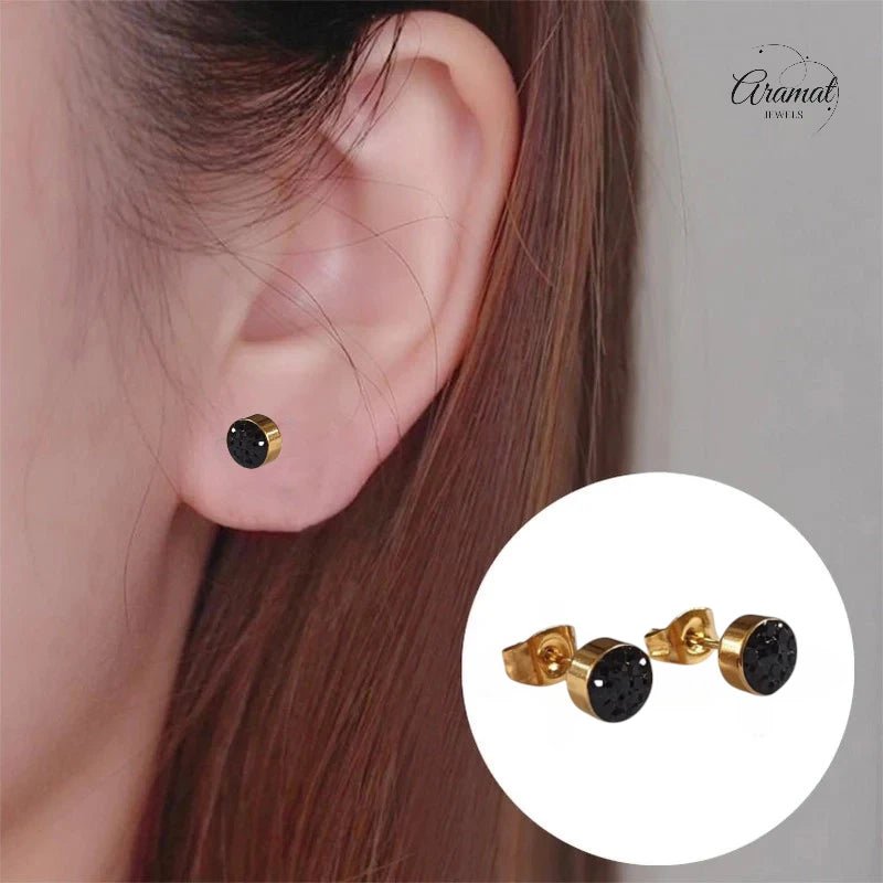 Zwarte kristallen oorstekers 6 mm &acirc;&euro;&ldquo; goudkleurig -